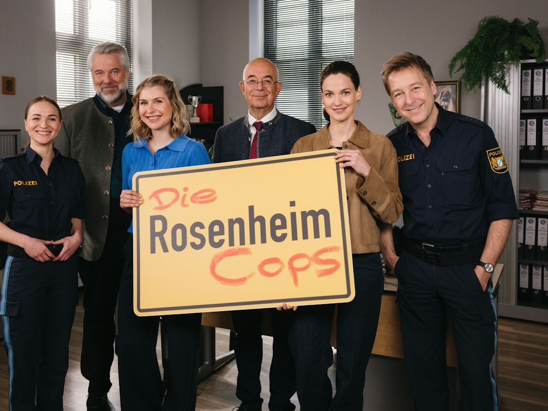 Die neuen Folgen von „Die Rosenheim-Cops“ sind in der Mache, von links: Pia Arnbruck (Katharina Plank), Anton Stadler (Dieter Fischer), Christin Lange (Sarah Thonig), Gert Achtziger (Alexander Duda), Julia Beck (Michaela Weingartner), Michi Mohr (Max Müller). (Bild: ZDF / Linda Gschwentner)