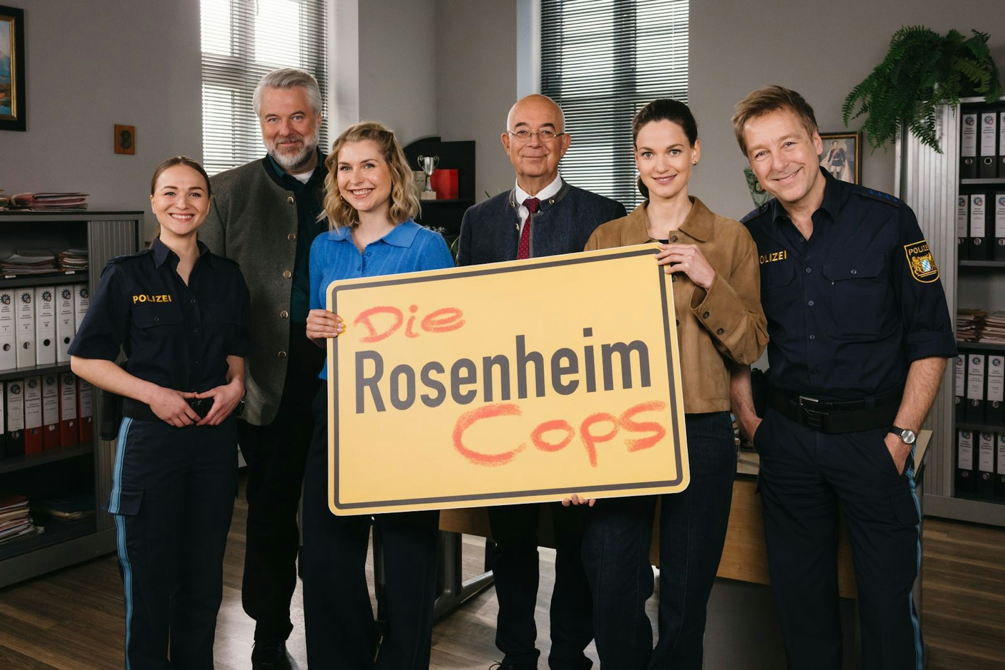 Die neuen Folgen von „Die Rosenheim-Cops“ sind in der Mache, von links: Pia Arnbruck (Katharina Plank), Anton Stadler (Dieter Fischer), Christin Lange (Sarah Thonig), Gert Achtziger (Alexander Duda), Julia Beck (Michaela Weingartner), Michi Mohr (Max Müller). (Bild: ZDF / Linda Gschwentner)