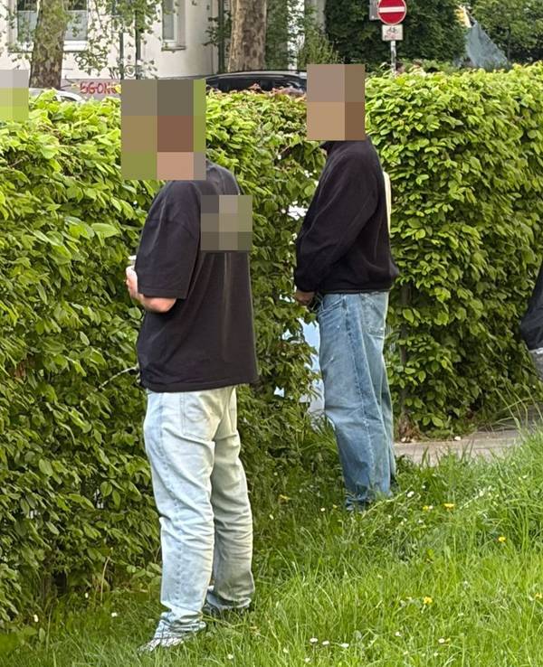Wildpinkler im Vorgarten in der Einhardstraße in Köln-Sülz