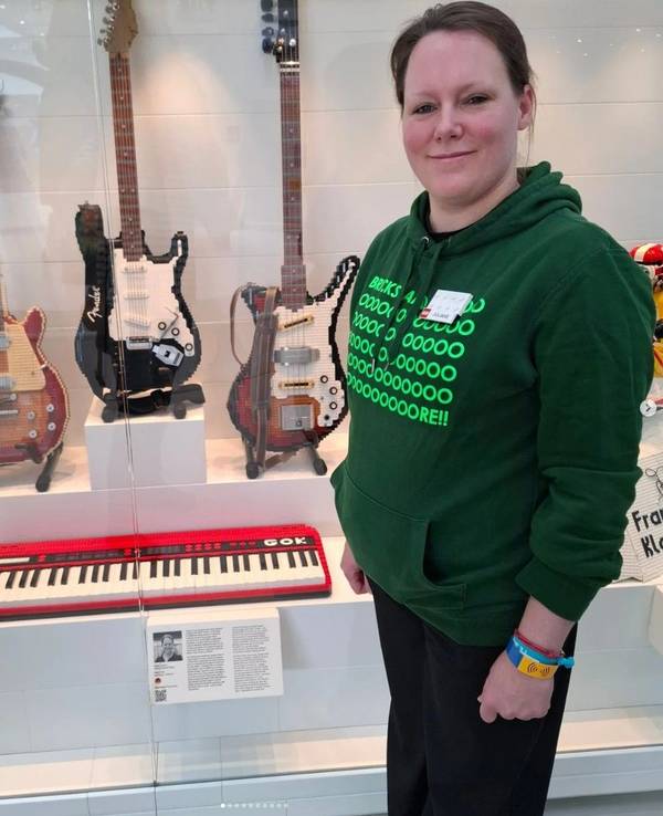 Juliane Pilster vor ihren Kunstwerken in der LEGO Masterpiece Gallery in Billund (Dänemark).