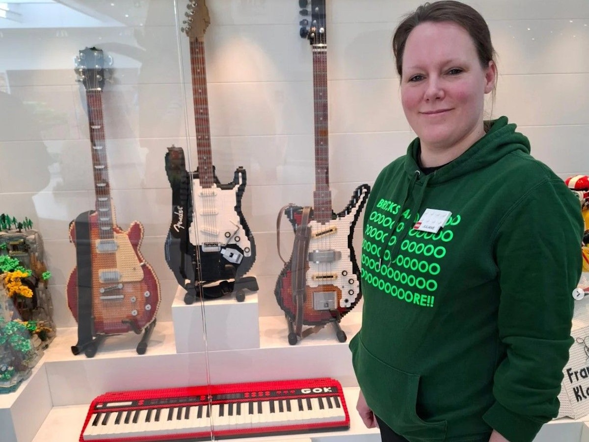 Juliane Pilster vor ihren Kunstwerken in der LEGO Masterpiece Gallery in Billund (Dänemark).