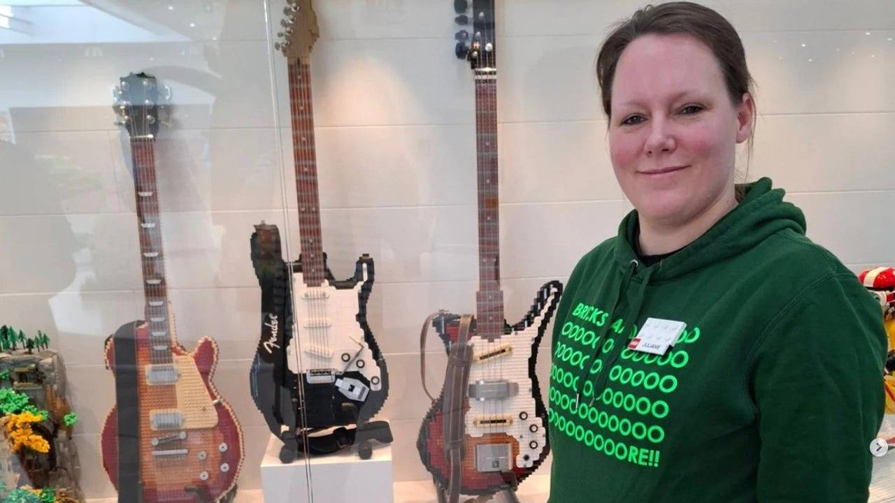 Juliane Pilster vor ihren Kunstwerken in der LEGO Masterpiece Gallery in Billund (Dänemark).