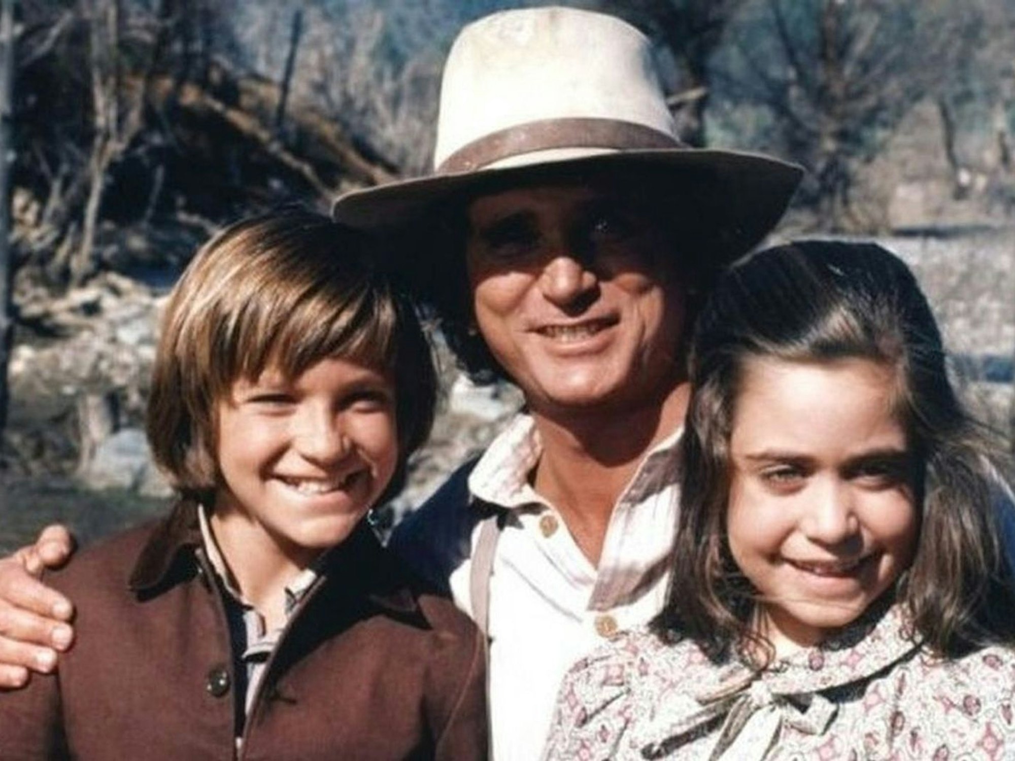 Als ihre Eltern bei einem Unfall sterben, adoptiert Charles Ingalls (Michael Landon) kurzerhand deren beiden Kinder James und Cassandra. (Bild: Universal)