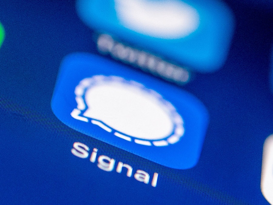 Das Logo des Messenger Dienstes Signal auf einem Smartphone