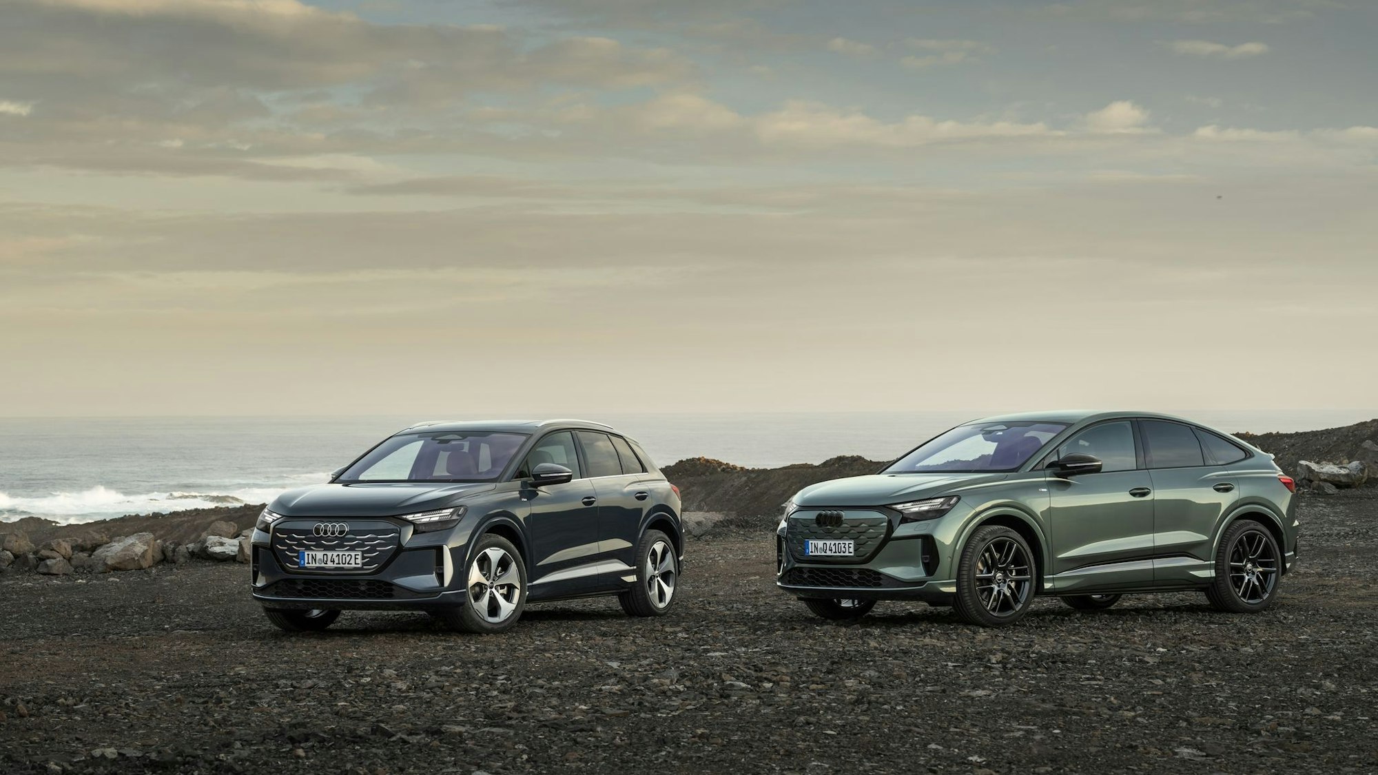 Q4 e-tron (l) und Q4 Sportback e-tron von Audi