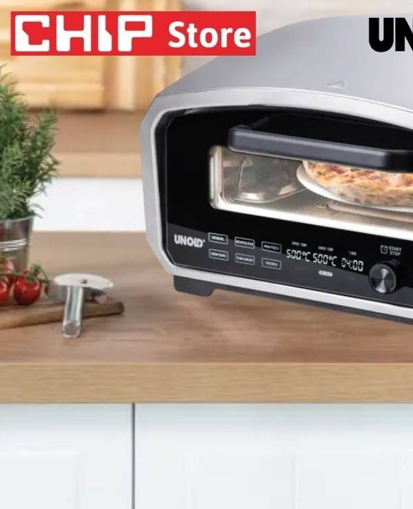 Der praktische Pizzaofen Enzo auf einer Küchenarbeitsplatte mit Pizza auf dem rotierenden Kordierit-Pizzastein im Inneren – CHIP Store Logo in der Ecke.