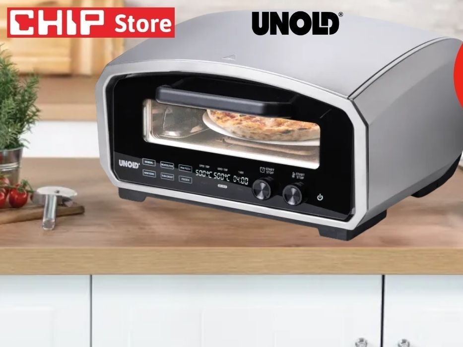 Der praktische Pizzaofen Enzo auf einer Küchenarbeitsplatte mit Pizza auf dem rotierenden Kordierit-Pizzastein im Inneren – CHIP Store Logo in der Ecke.