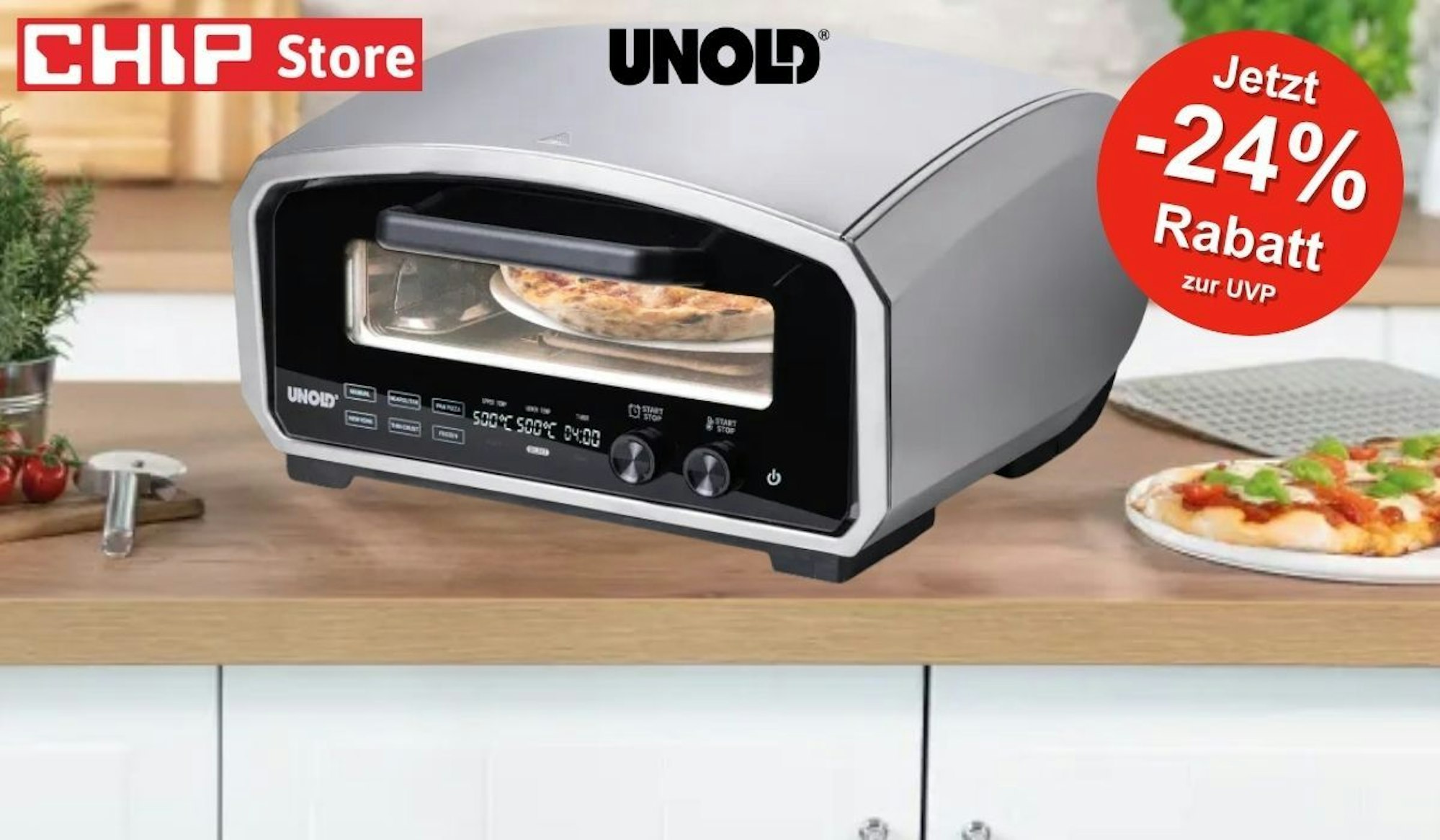 Der praktische Pizzaofen Enzo auf einer Küchenarbeitsplatte mit Pizza auf dem rotierenden Kordierit-Pizzastein im Inneren – CHIP Store Logo in der Ecke.