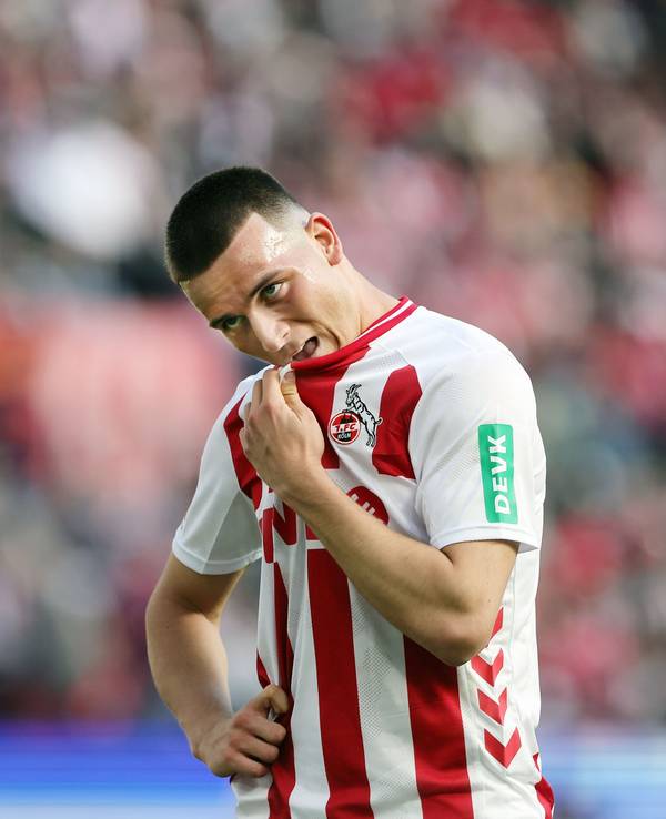 Said El Mala (1. FC Köln) wischt sich mit dem Trikot durchs Gesicht.