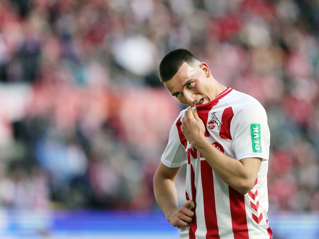 Said El Mala (1. FC Köln) wischt sich mit dem Trikot durchs Gesicht.
