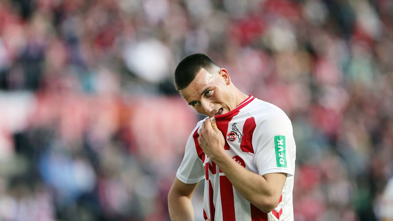 Said El Mala (1. FC Köln) wischt sich mit dem Trikot durchs Gesicht.