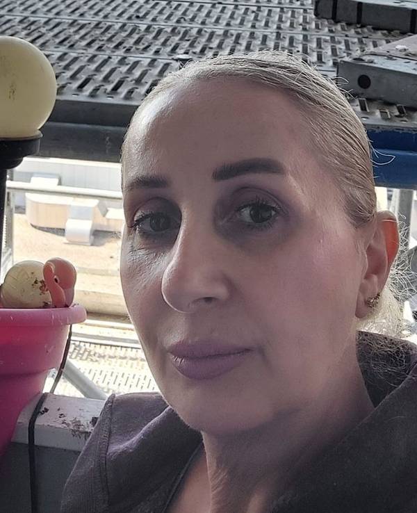Anna Harutyunyan (53) wohnt in der Osloer Straße 6. Von ihrem Balkon blickt sie direkt auf ein Baugerüst.