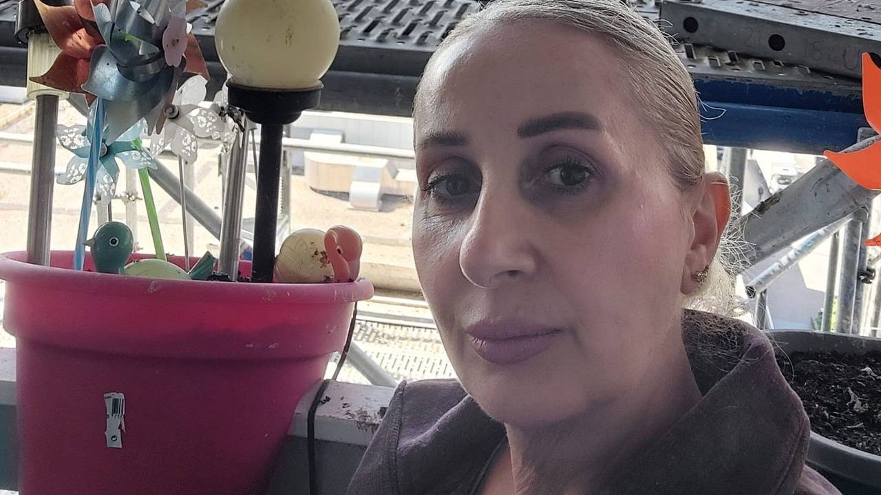 Anna Harutyunyan (53) wohnt in der Osloer Straße 6. Von ihrem Balkon blickt sie direkt auf ein Baugerüst.