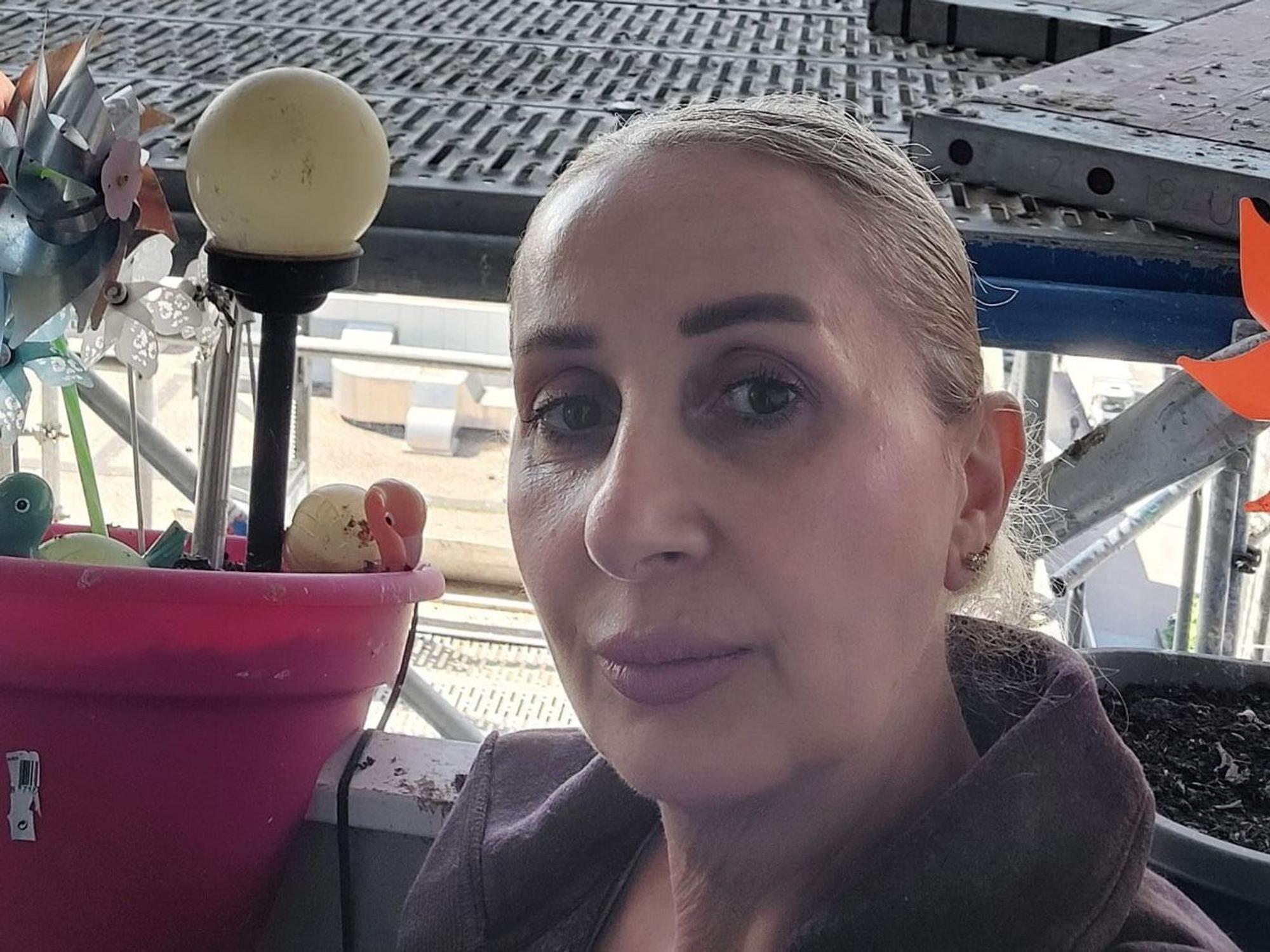 Anna Harutyunyan (53) wohnt in der Osloer Straße 6. Von ihrem Balkon blickt sie direkt auf ein Baugerüst.
