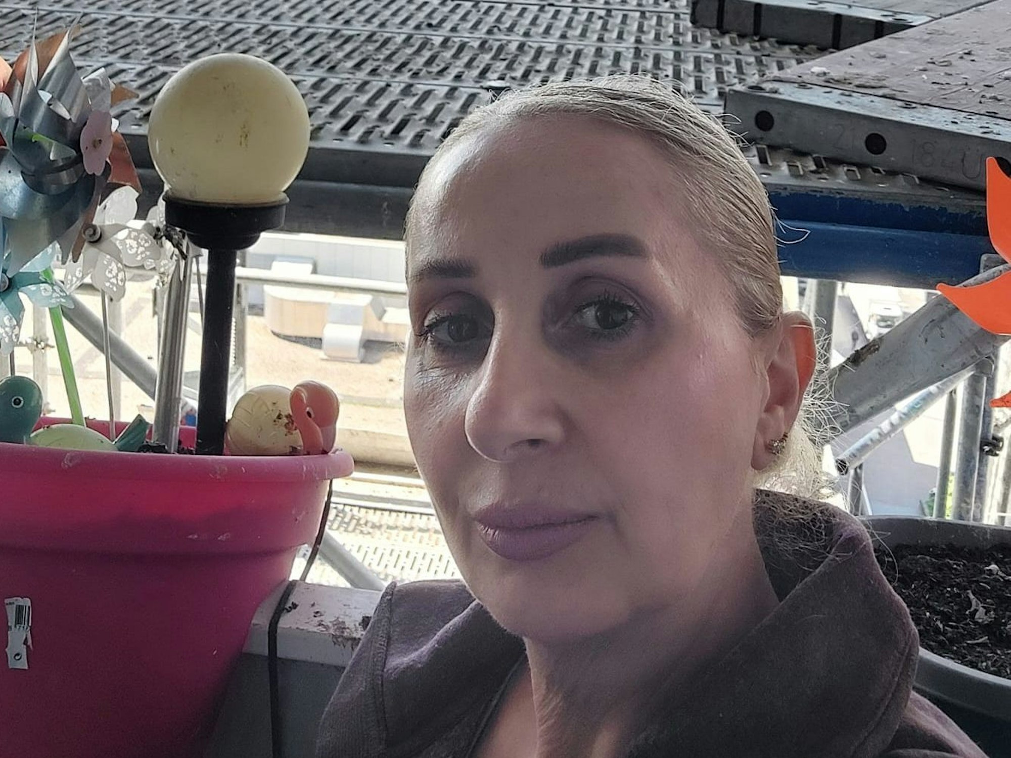 Anna Harutyunyan (53) wohnt in der Osloer Straße 6. Von ihrem Balkon blickt sie direkt auf ein Baugerüst.