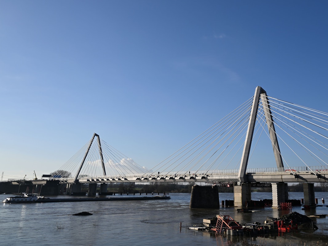 Ein Schiff fährt auf dem Rhein unter der Leverkusener Brücke.