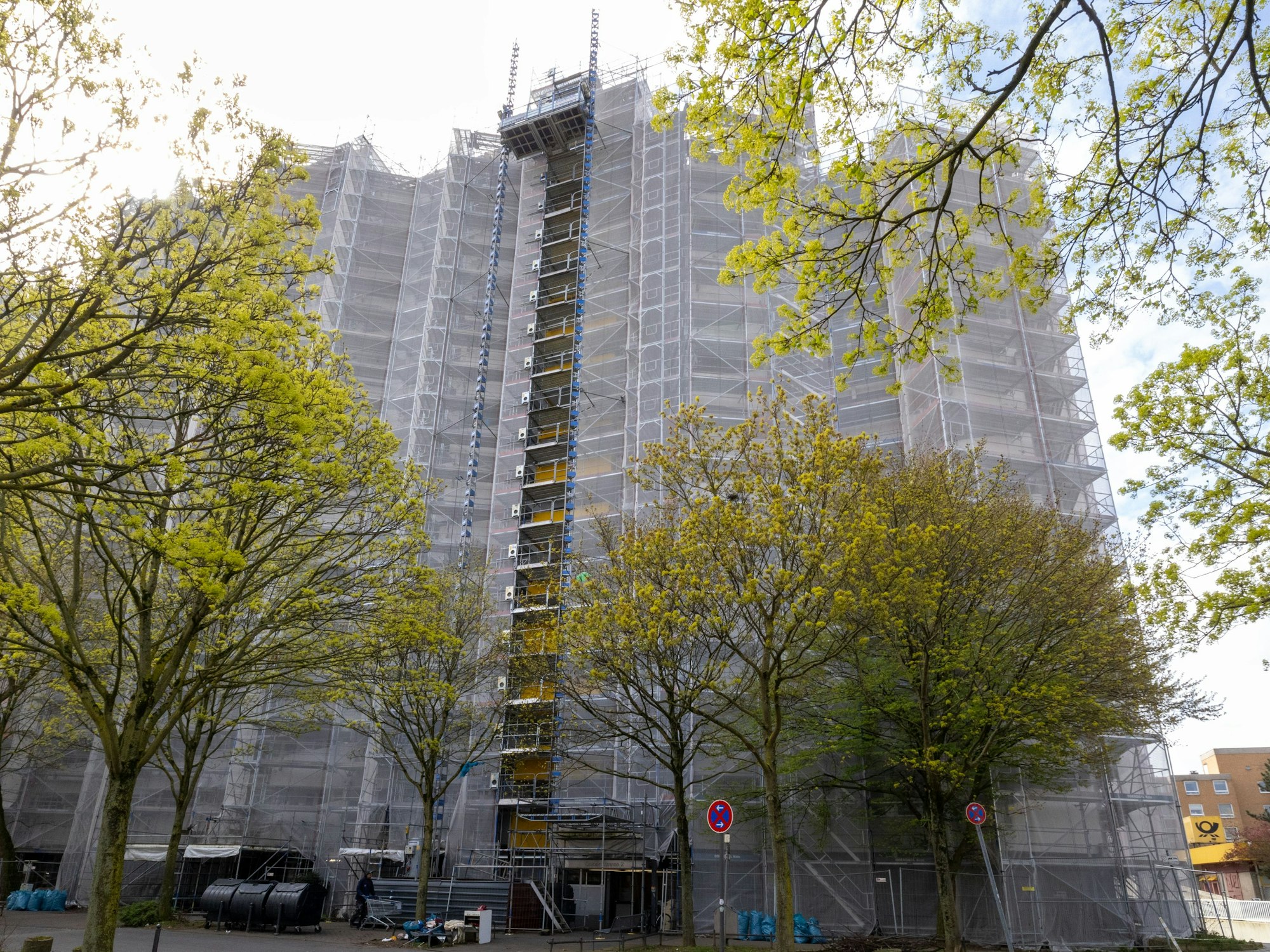 Die Problem-Hochhäuser in der Osloer Straße sind seit Monaten eingerüstet.