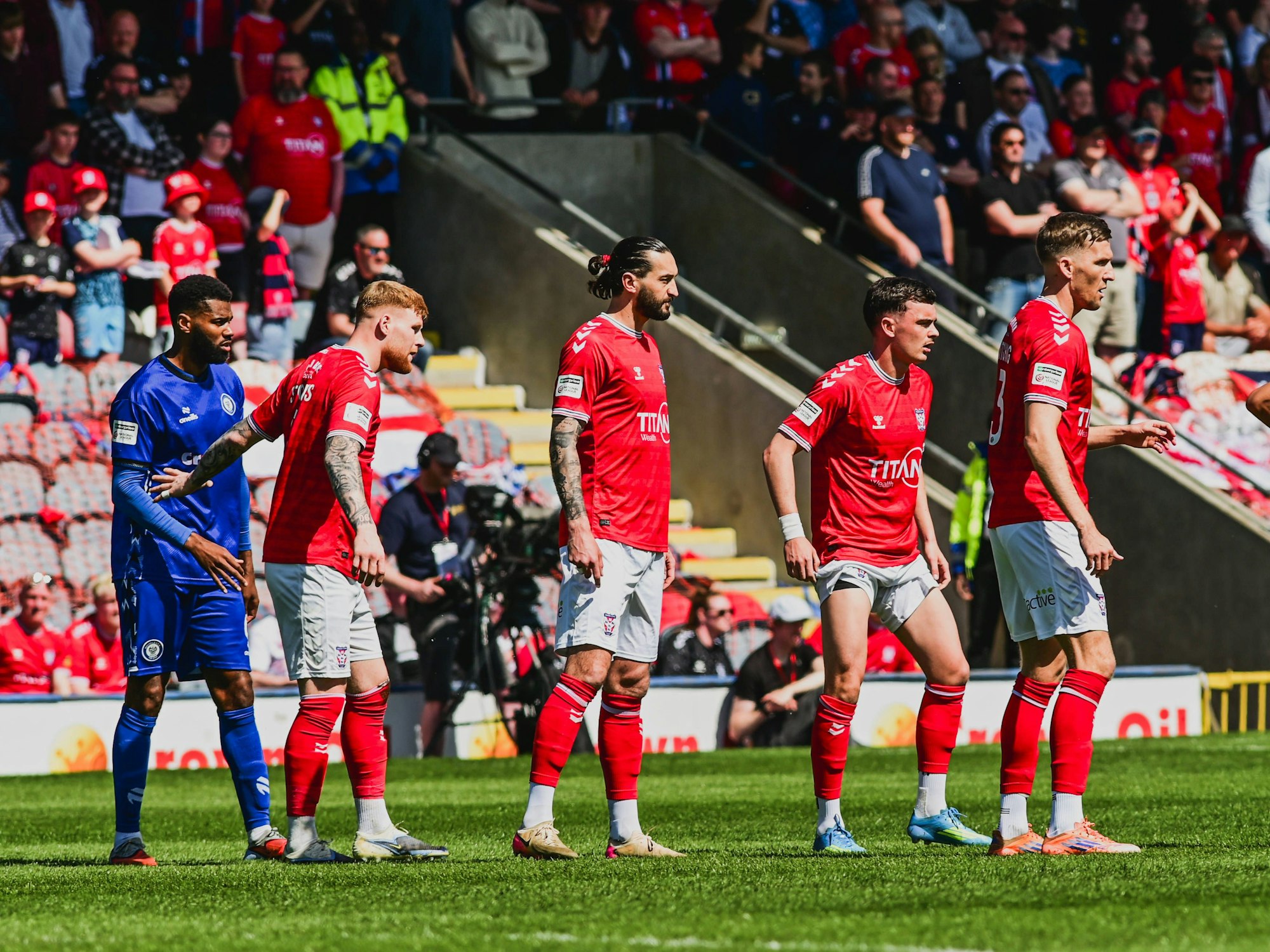 Spieler von York City und AFC Rochdale stehen auf dem Rasen.