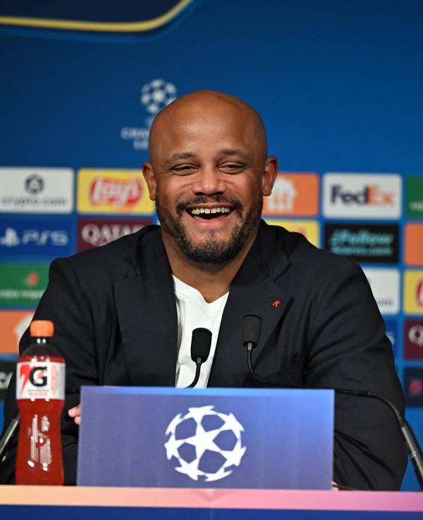 Vincent Kompany lacht bei der Pressekonferenz.