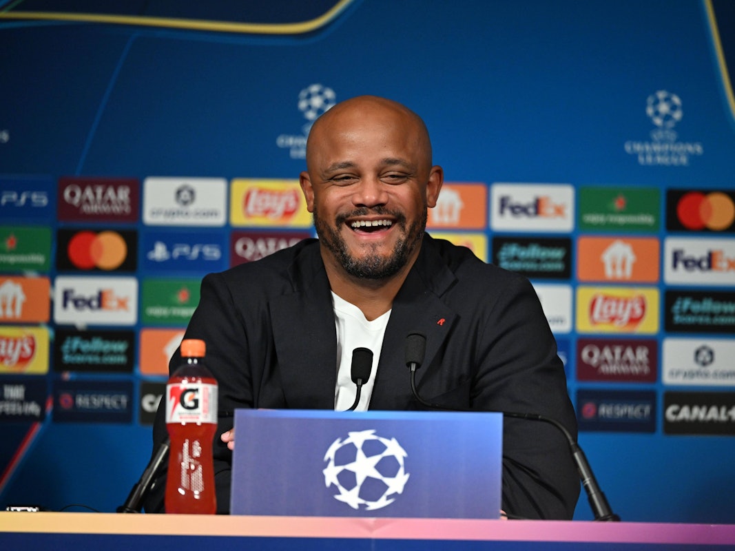 Vincent Kompany lacht bei der Pressekonferenz.