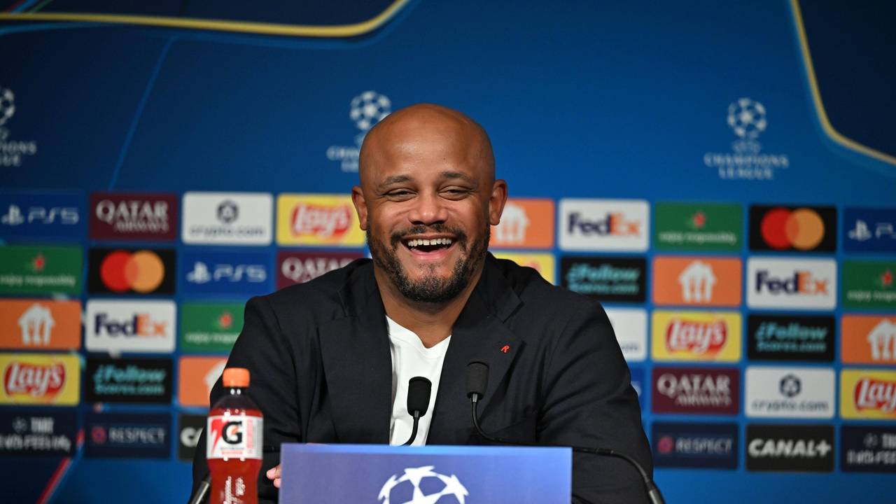 Vincent Kompany lacht bei der Pressekonferenz.