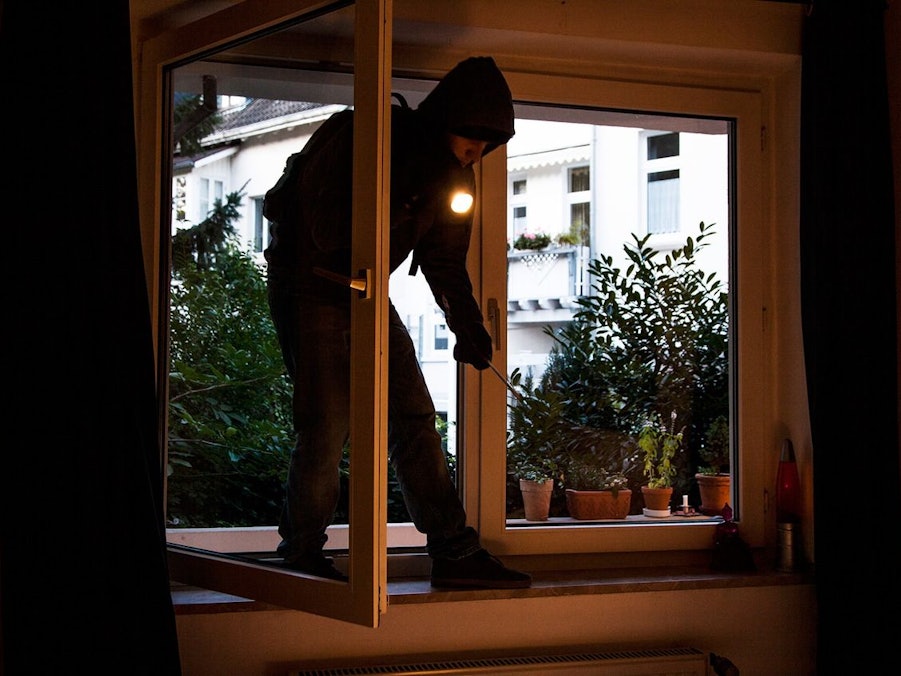 Ein aufgebrochenes Fenster an einem Haus.