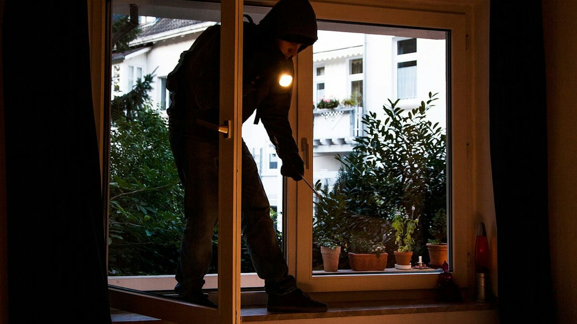 Ein aufgebrochenes Fenster an einem Haus.