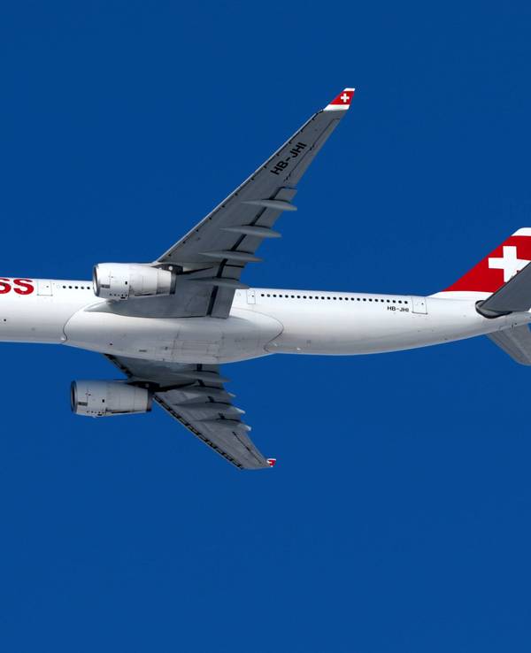 Ein Passagierflugzeug der Schweizer Fluggesellschaft Swiss vom Typ Airbus A330 in der Luft.