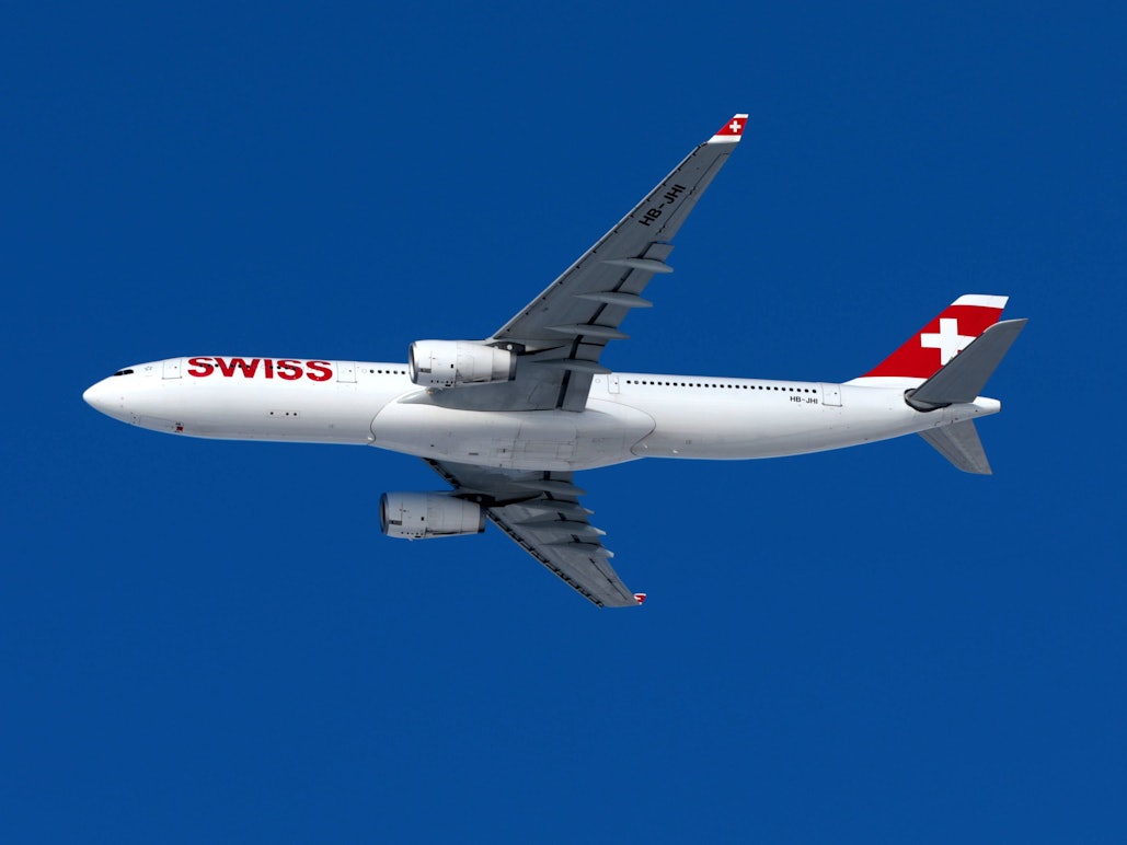 Ein Passagierflugzeug der Schweizer Fluggesellschaft Swiss vom Typ Airbus A330 in der Luft.
