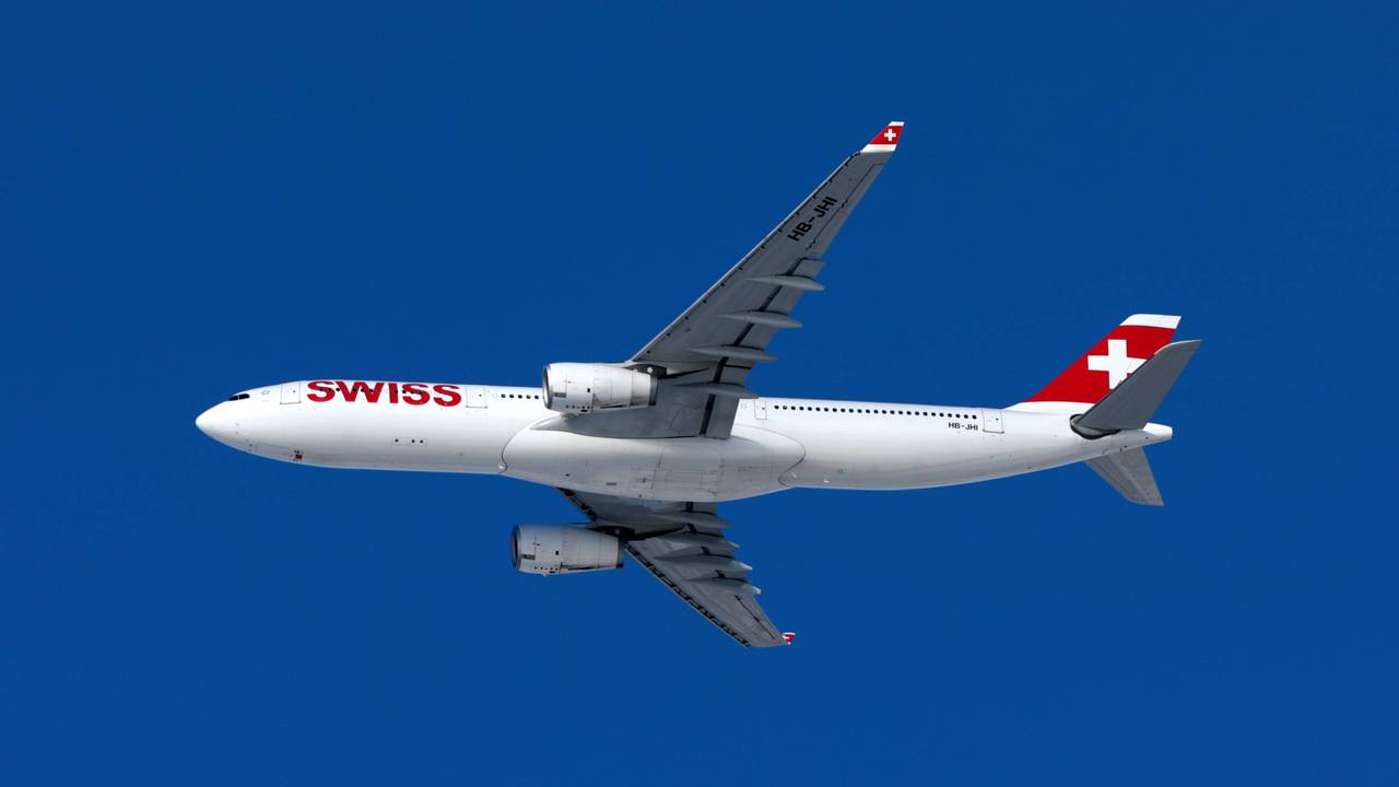 Ein Passagierflugzeug der Schweizer Fluggesellschaft Swiss vom Typ Airbus A330 in der Luft.
