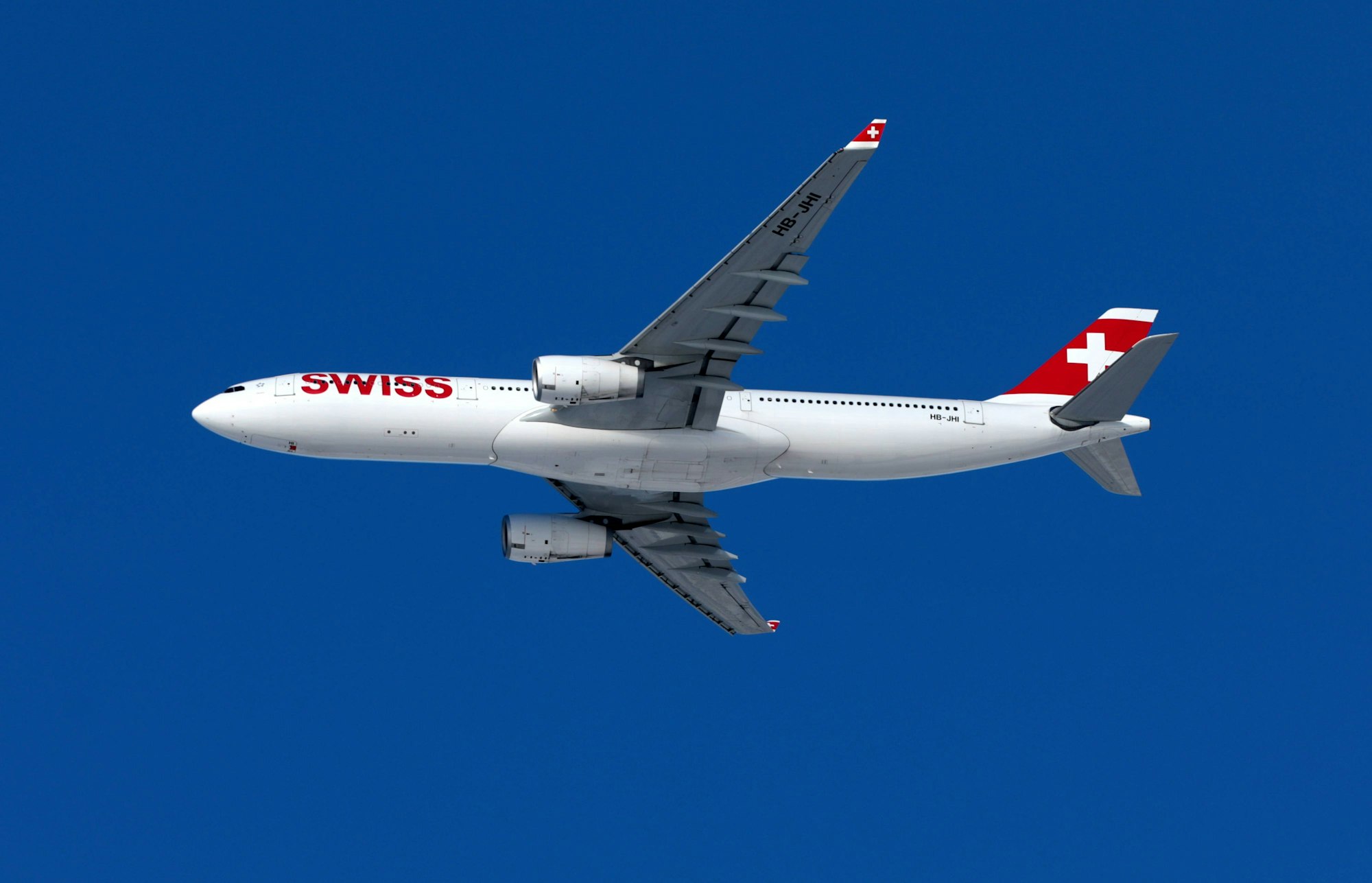 Ein Passagierflugzeug der Schweizer Fluggesellschaft Swiss vom Typ Airbus A330 in der Luft.