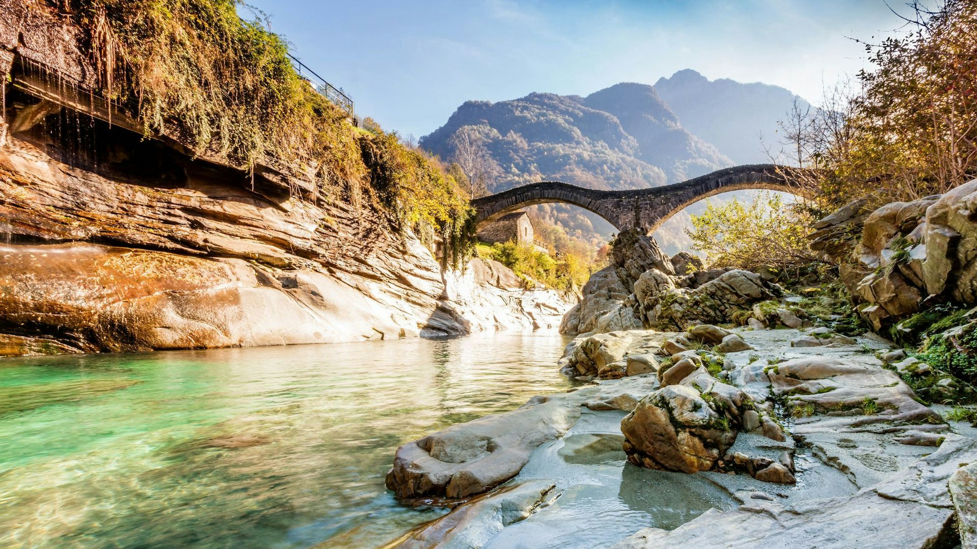 Ponte dei Salti über den Fluss Verzasca in Lavertezzo