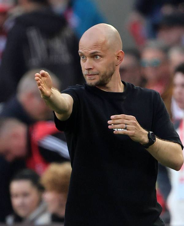 René Wagner gestikuliert bei einem Spiel des 1. FC Köln.