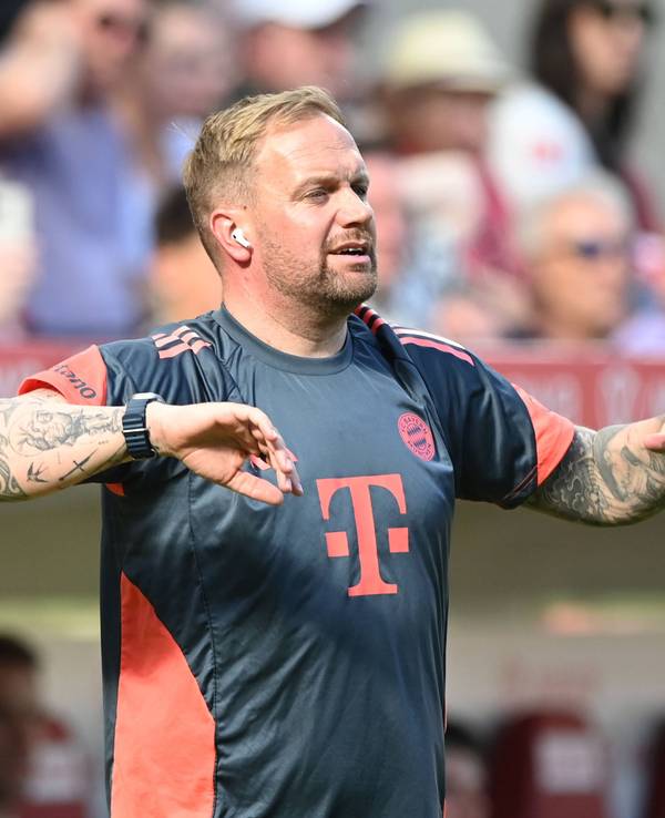 Im Spiel des FC Bayern gibt Trainer Aaron Danks Anweisungen an die Spieler.