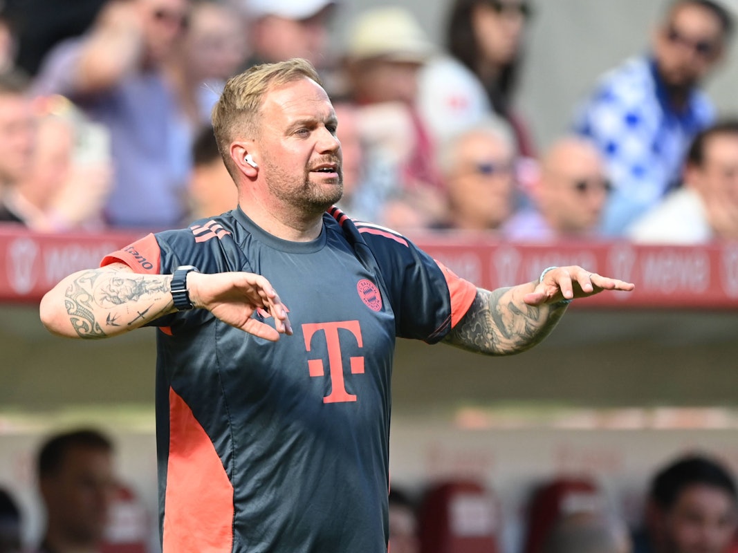 Im Spiel des FC Bayern gibt Trainer Aaron Danks Anweisungen an die Spieler.