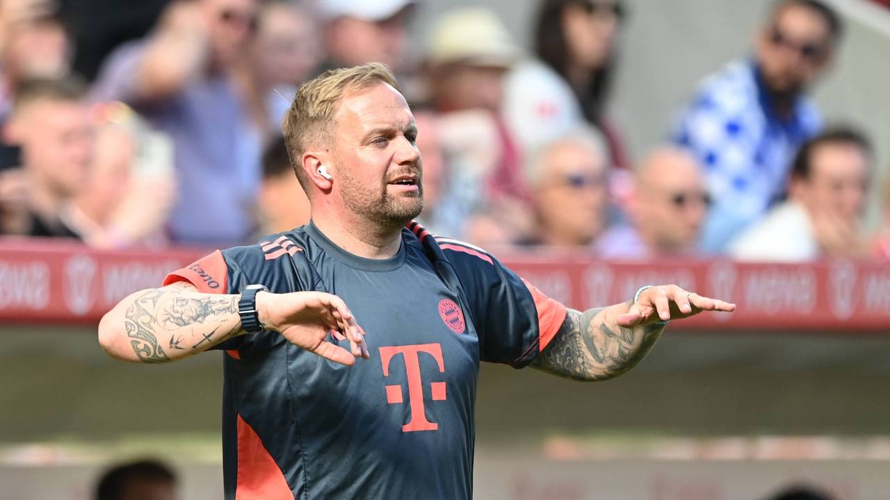 Im Spiel des FC Bayern gibt Trainer Aaron Danks Anweisungen an die Spieler.