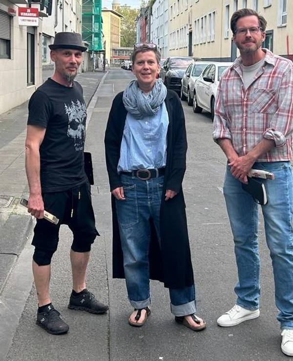 Parkplätze in Köln fallen weg: Anwohner Christof Preiß (rechts, Planungsingenieur in der Baubranche) war skeptisch und hat zusammen mit seinen Nachbarn Andreas Benez und Nadine Krachten nachgemessen.