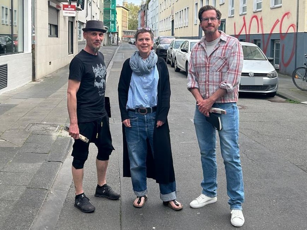 Parkplätze in Köln fallen weg: Anwohner Christof Preiß (rechts, Planungsingenieur in der Baubranche) war skeptisch und hat zusammen mit seinen Nachbarn Andreas Benez und Nadine Krachten nachgemessen.