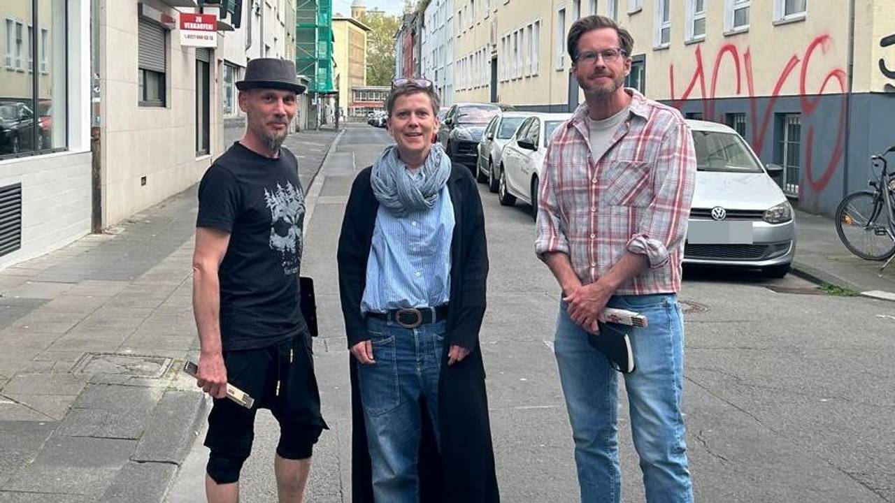 Parkplätze in Köln fallen weg: Anwohner Christof Preiß (rechts, Planungsingenieur in der Baubranche) war skeptisch und hat zusammen mit seinen Nachbarn Andreas Benez und Nadine Krachten nachgemessen.