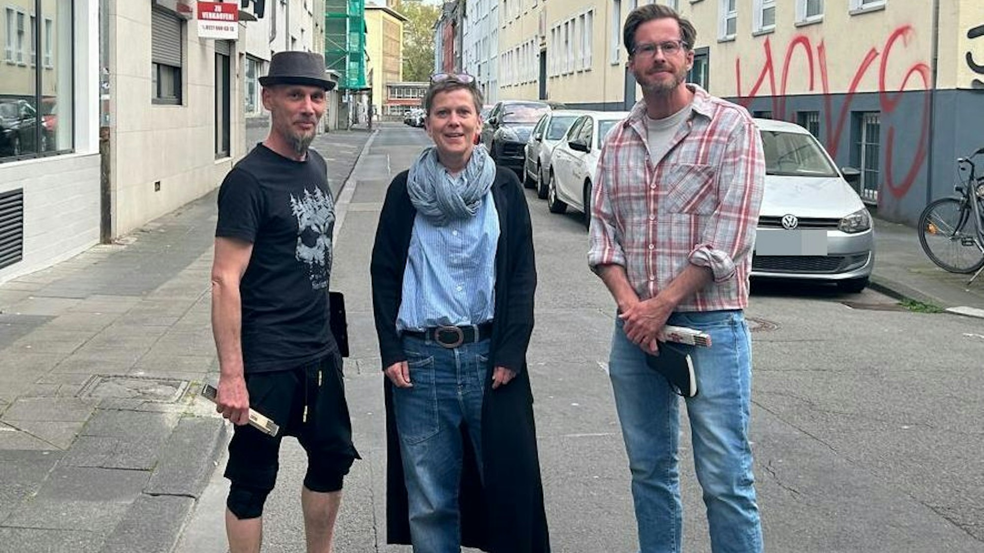 Parkplätze in Köln fallen weg: Anwohner Christof Preiß (rechts, Planungsingenieur in der Baubranche) war skeptisch und hat zusammen mit seinen Nachbarn Andreas Benez und Nadine Krachten nachgemessen.