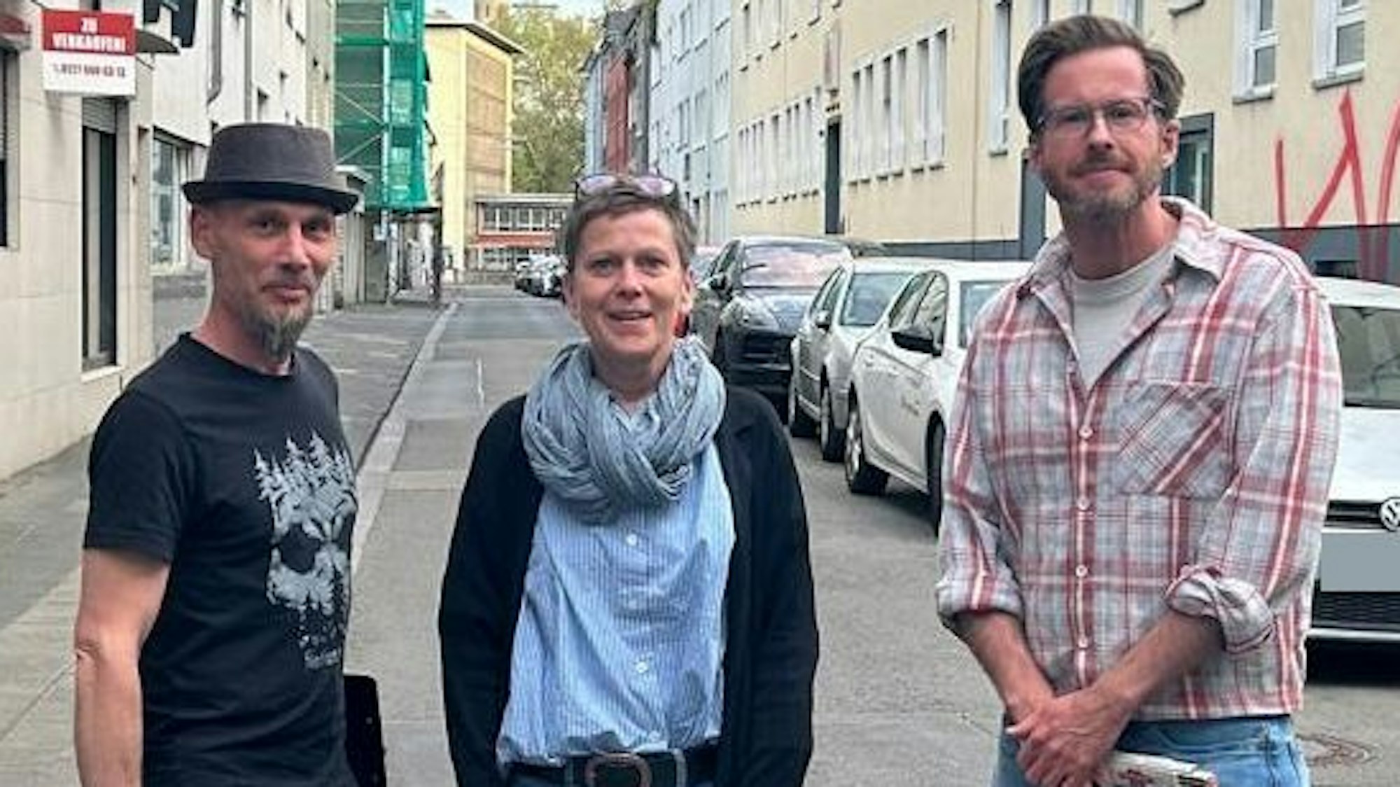 Parkplätze in Köln fallen weg: Anwohner Christof Preiß (rechts, Planungsingenieur in der Baubranche) war skeptisch und hat zusammen mit seinen Nachbarn Andreas Benez und Nadine Krachten nachgemessen.