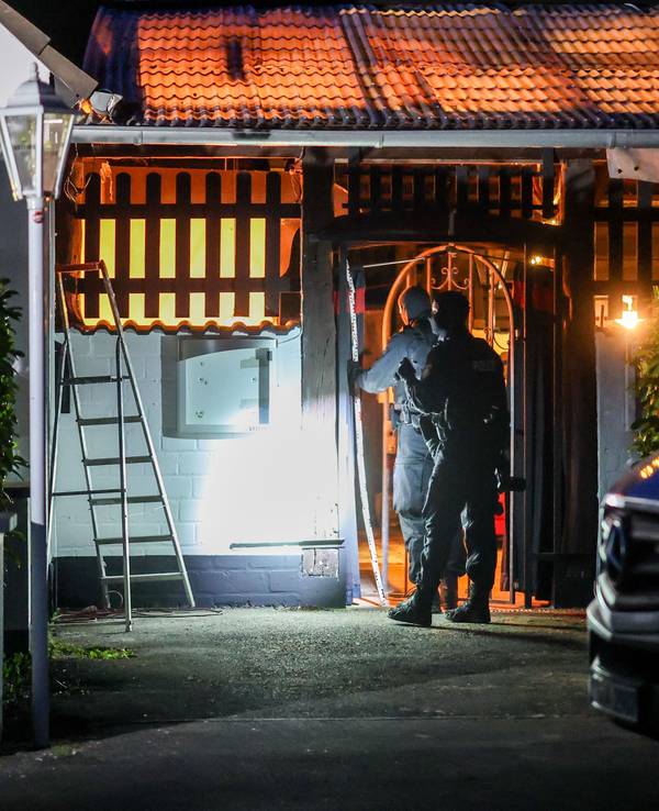 Polizeibeamte durchsuchen das Vereinsheim der Hells Angels in Hilden.