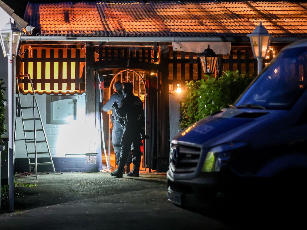 Polizeibeamte durchsuchen das Vereinsheim der Hells Angels in Hilden.