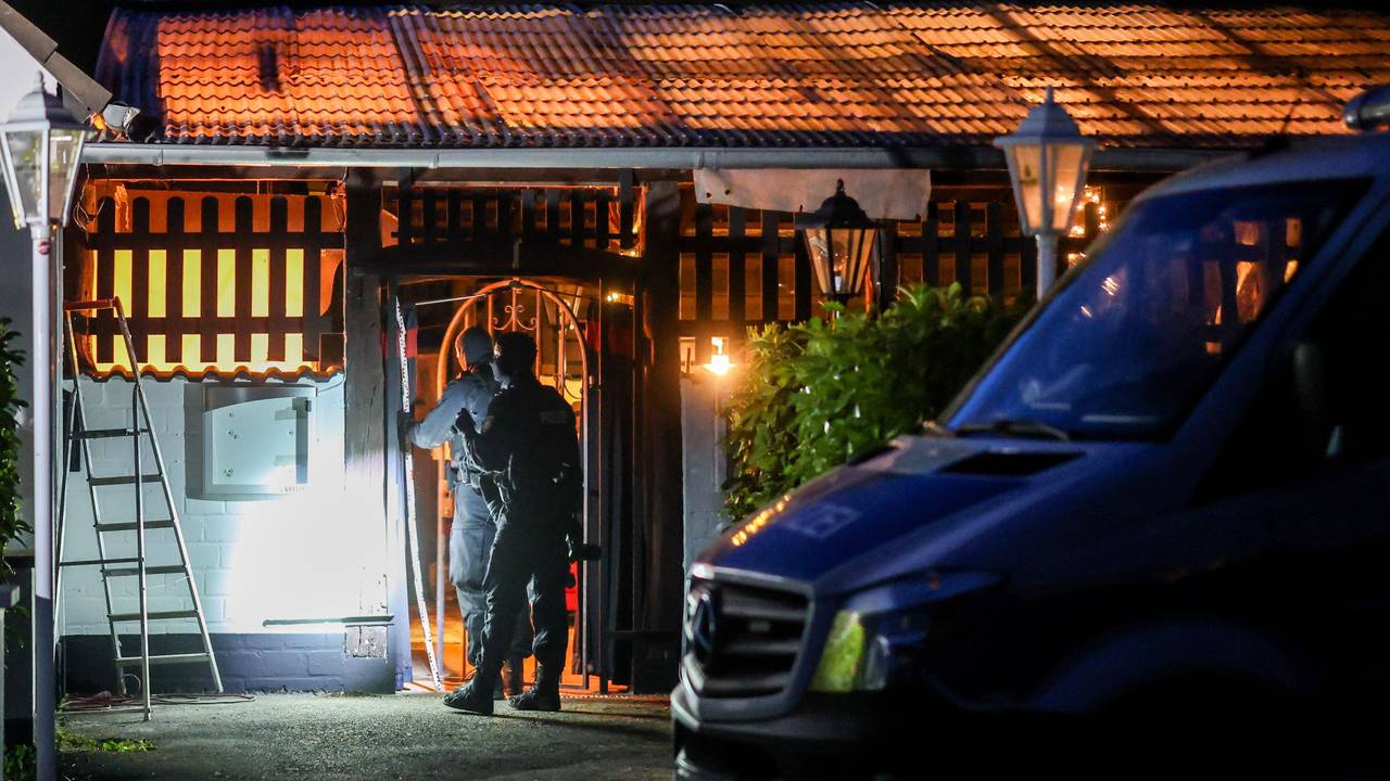 Polizeibeamte durchsuchen das Vereinsheim der Hells Angels in Hilden.