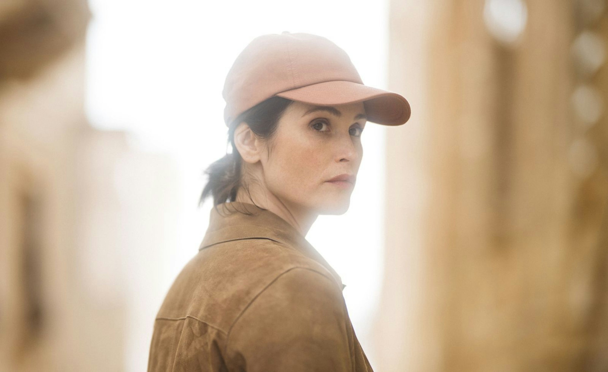 Kate Henderson (Gemma Arterton) hat auch ein Privatleben in London - mit Mann und zwei Kindern. Weil die Eltern allerdings beide stressige Jobs haben und sich ständig auf Abruf befinden, findet das Familienleben der Hendersons eher zwischen zwei Schlücken Kaffee statt. (Bild: Potboiler Productions & All3Media International)