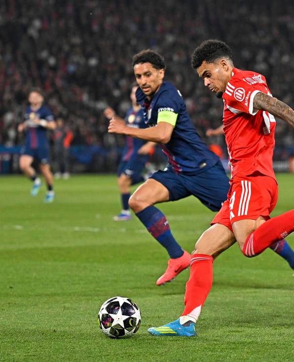 Luis Diaz im Zweikampf mit Marquinhos.