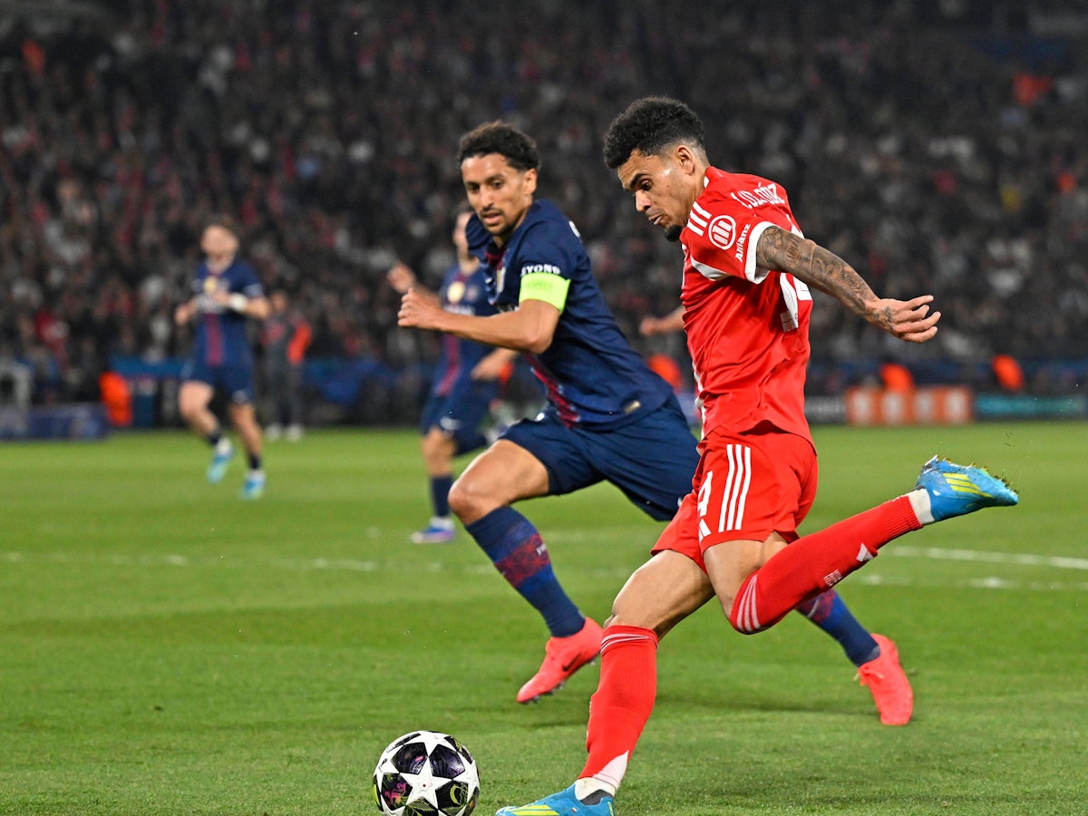 Luis Diaz im Zweikampf mit Marquinhos.
