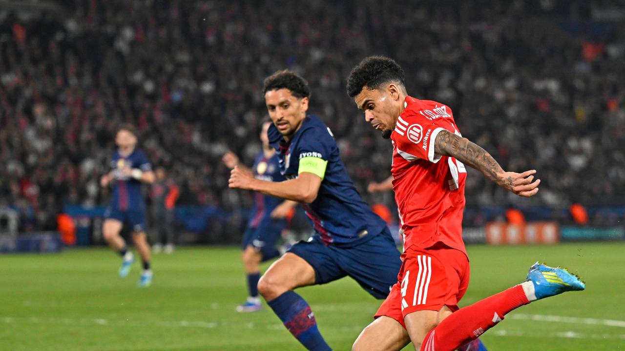 Luis Diaz im Zweikampf mit Marquinhos.