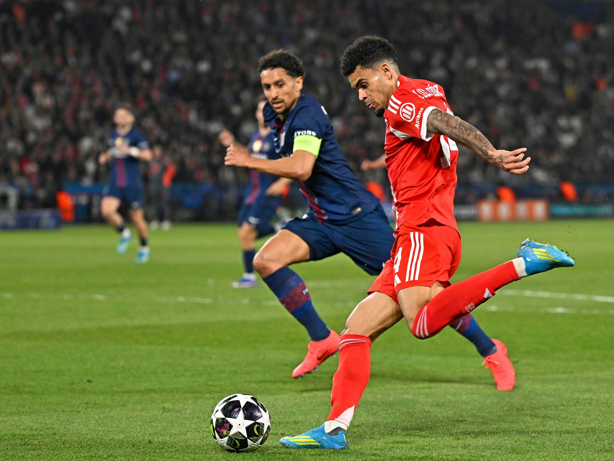 Luis Diaz im Zweikampf mit Marquinhos.
