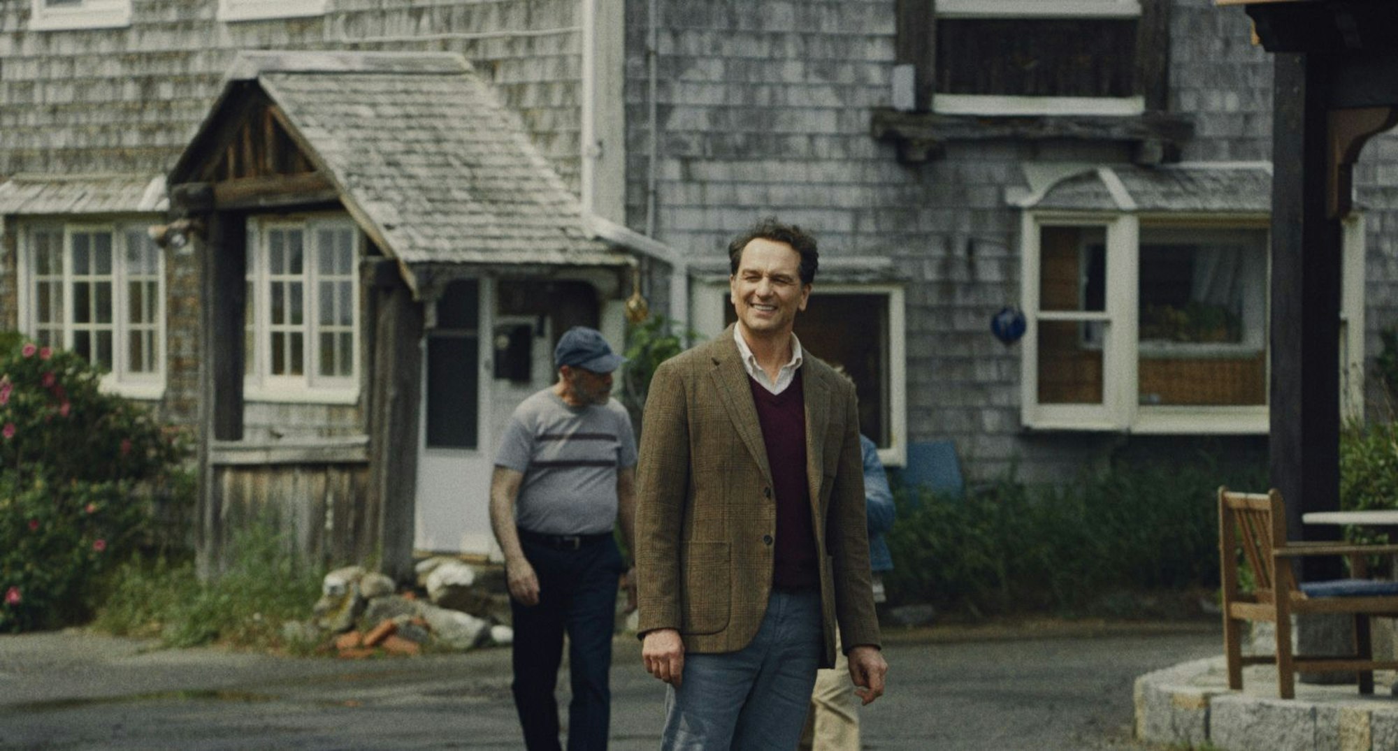 Bürgermeister Tom Loftis (Matthew Rhys) will seine Insel zu einer Touristenattraktion machen. (Bild: © Apple TV)